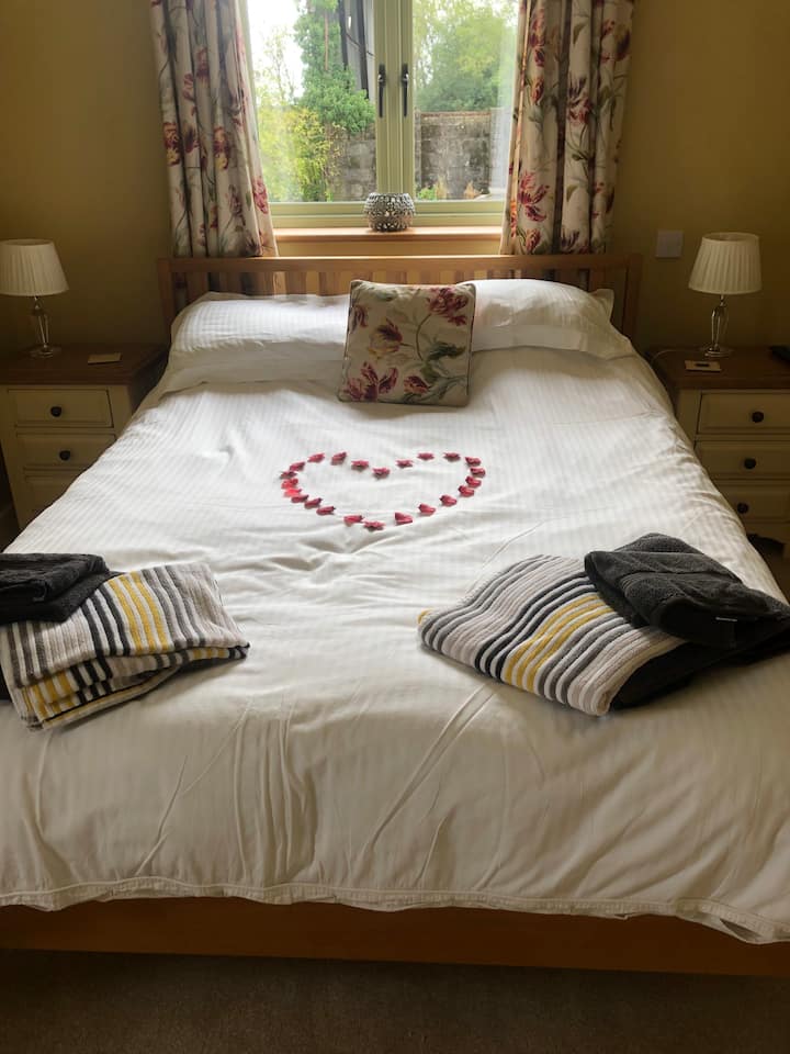 Კარგი ზომის ოთახი, კომფორტული, 193 × 203 სმ ზომის, გარდერობი და უჯრების შესანახი ადგილი, ასევე, ადგილი სამოგზაურო კოტეჯისთვის