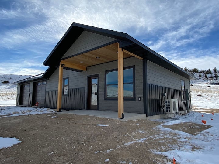 Chimney Trail Cabin with Mountain Views Cabins for Rent in Ennis