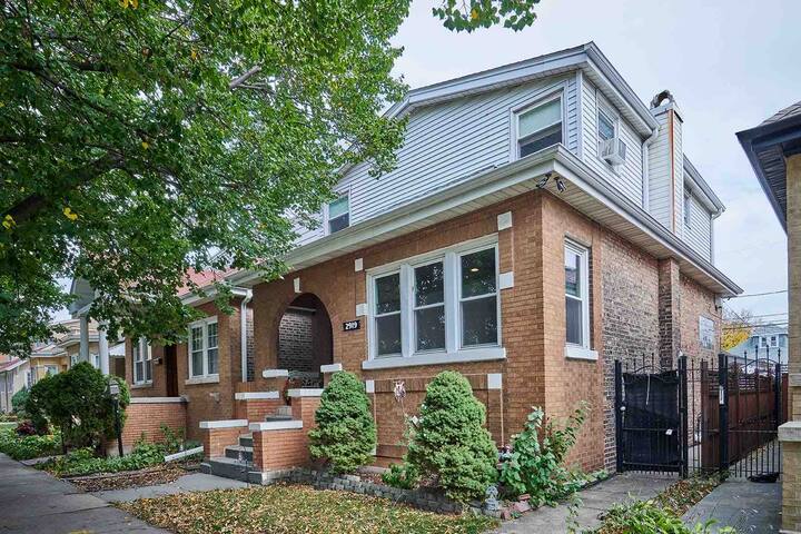 Historic 1920s bungalow near Logan Square ! gallery image 4