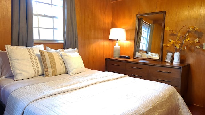 Მთავარი საძინებელი სრული კომოდითა და კარადით