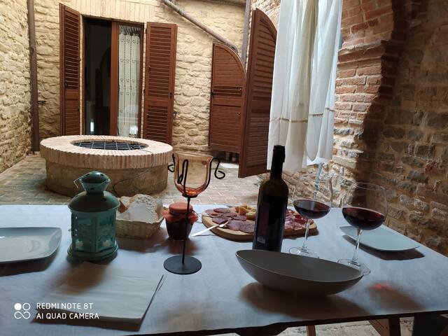 Sguardo sui monti Sibillini e vallata del Tenna