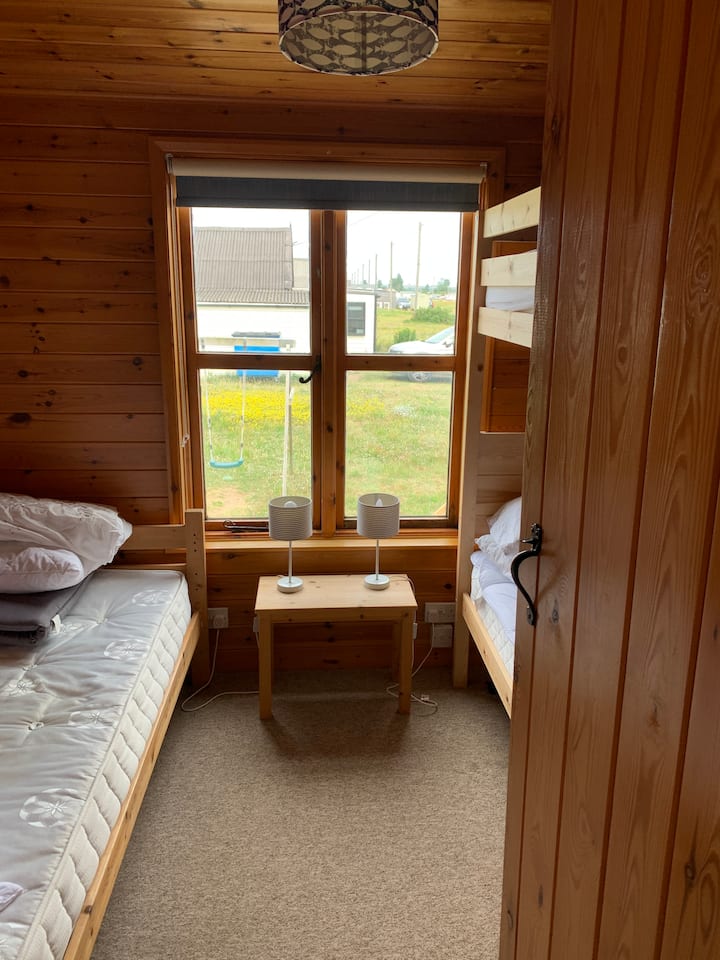 غرفة نوم تضم سريرين صغيرين 