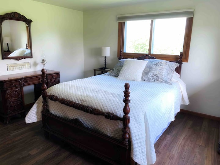 Bedroom 2 - Queen bed