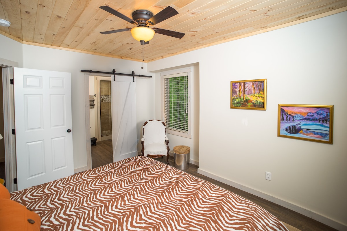 低层加大双人床卧室的另一景观。