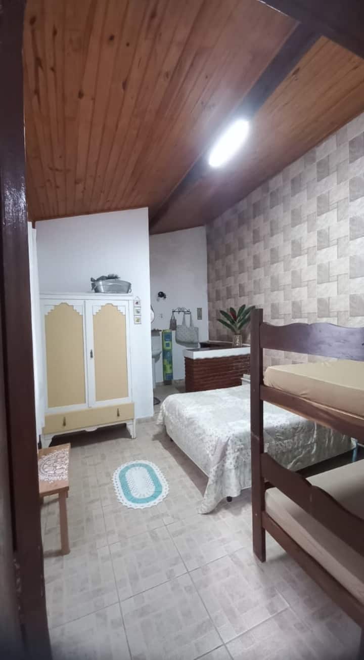 Spálňa 2 s posteľou v dome, poschodovou posteľou a kúpeľňou