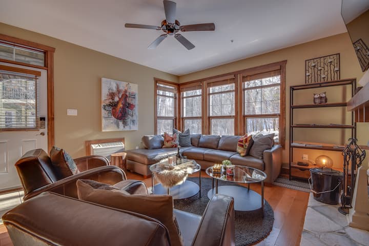 Tremblant Les Eaux Marche Ou Navette Au Montagne Condos A Louer A Mont Tremblant Quebec Canada