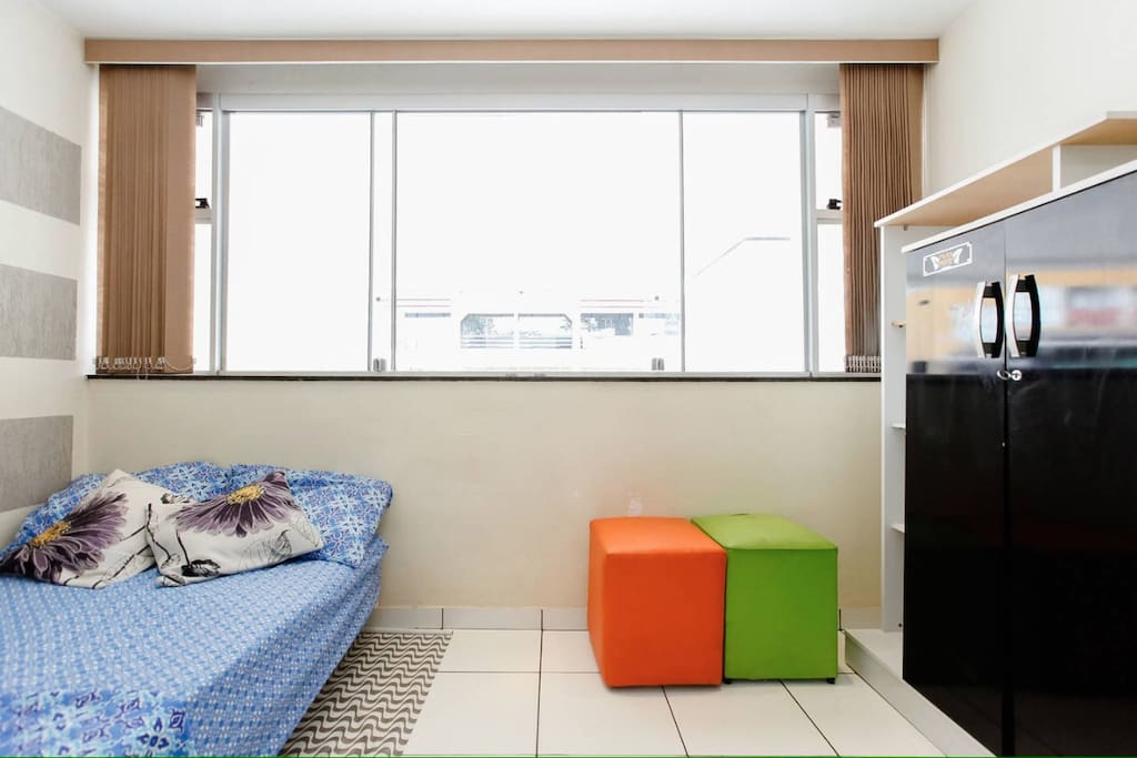 Quarto/Sala: uma cama baixa solteirão, dois pufes, duas cômodas. Não temos WIFI.