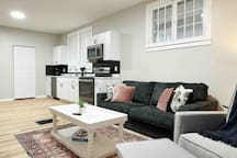 House of Color B | KING 1BD/1BA Apt near Downtown