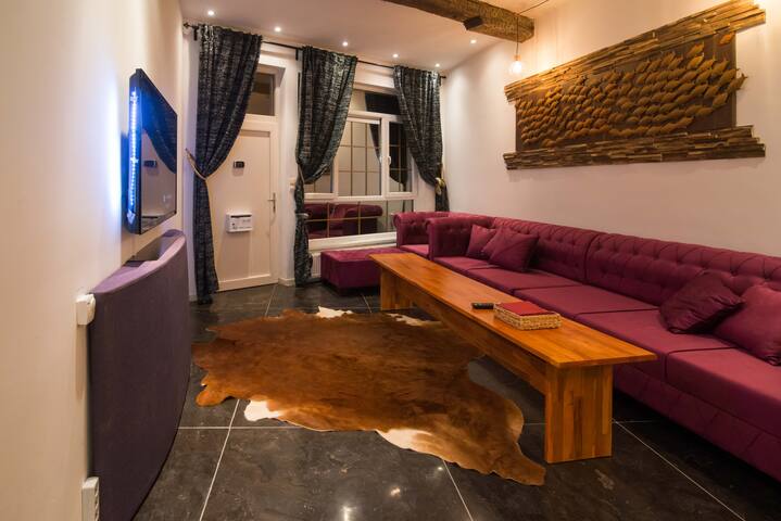 Full 4 Floors House In The Center gallery image 3