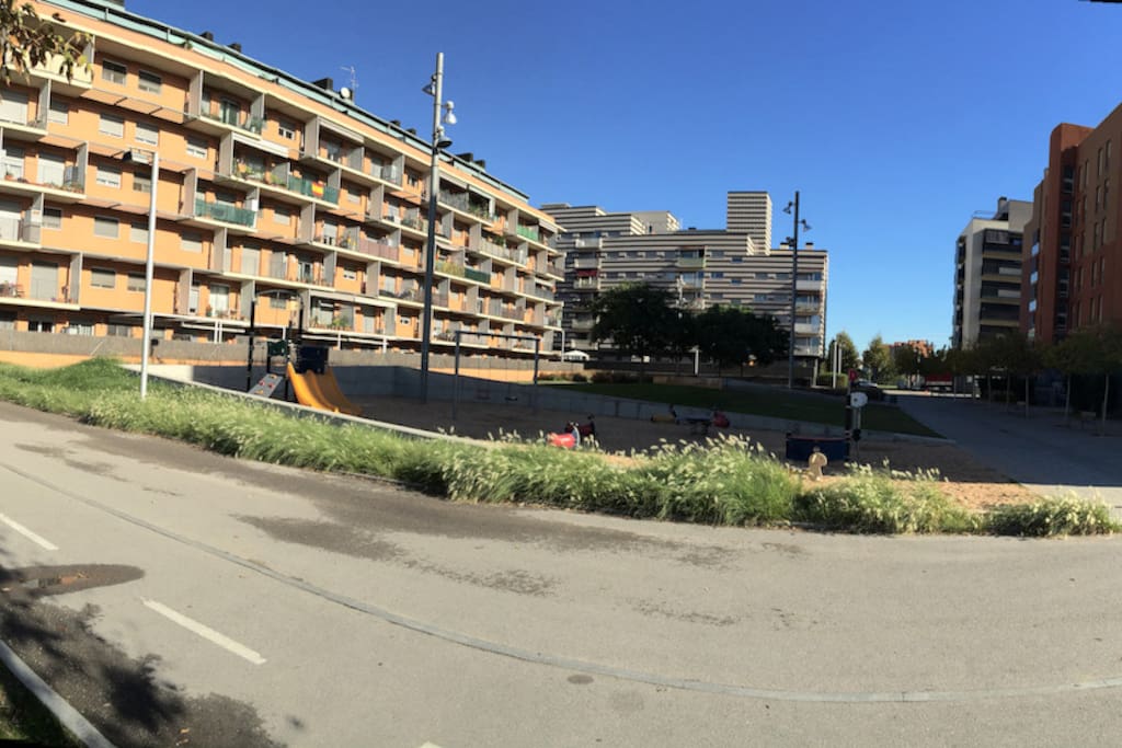 Zonas verdes, peatonales y carril bici además de zonas de recreo para niños.