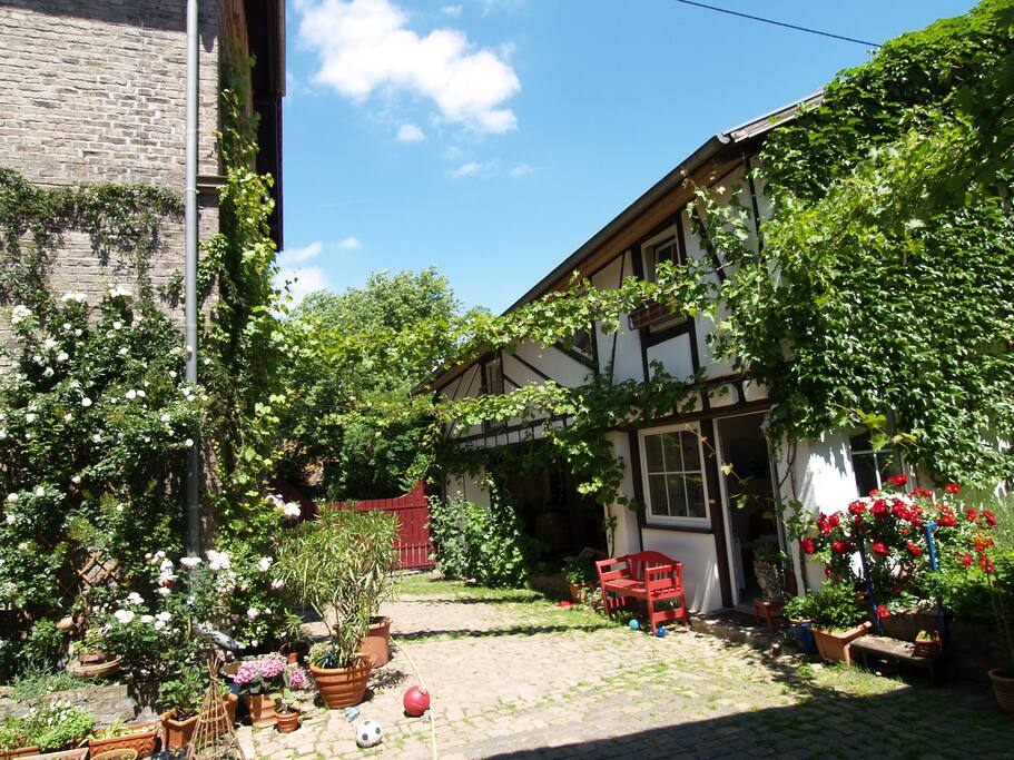 Blick in den Hof mit Sommerküche