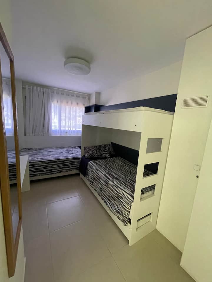 Chumba chenye vitanda 4