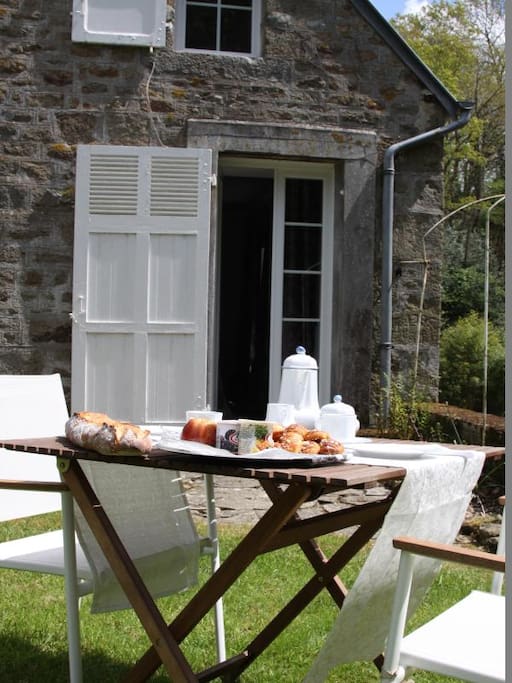 Le jardin privé avec possibilité au beau temps de prendre le petit déjeuner au soleil
