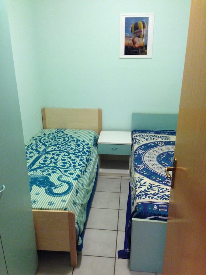 Chumba cha watu wawili kilicho na WARDROBE yenye milango 2