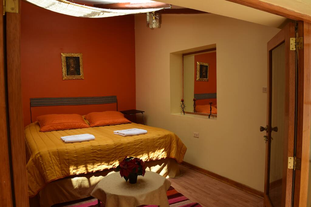 Habitación principal con cama King side.