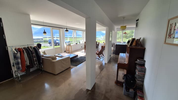 Roomy Two-bedroom House With A View - Islandia