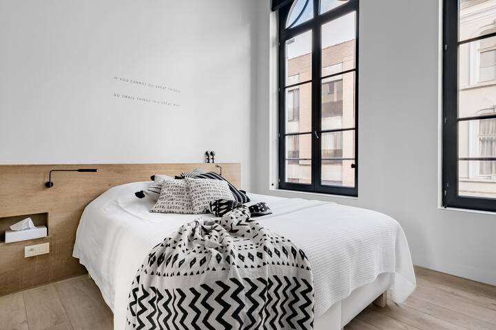 Luxury and charming apartment, with terrace and view over towers of Ghent. gallery image 5