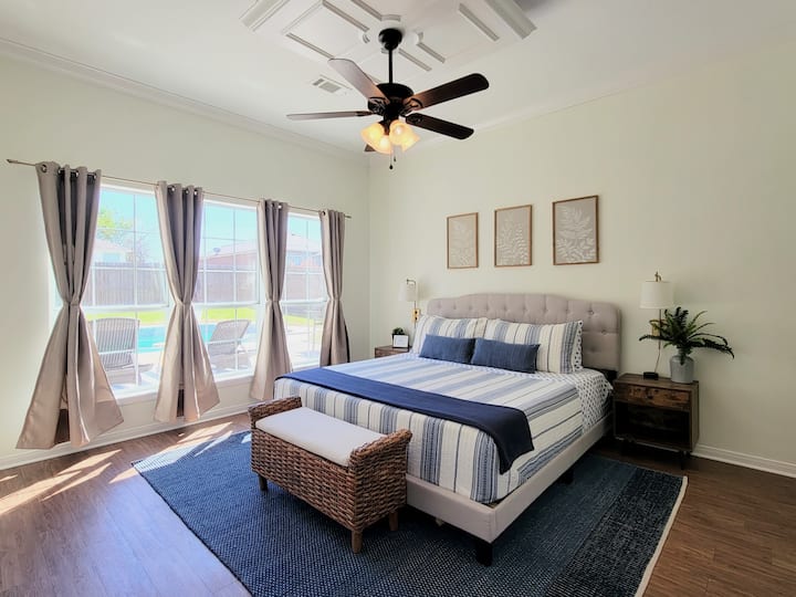 Главна спална соба (се наоѓа долу) 