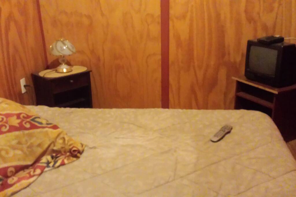 Dormitorio con cama matrimonial