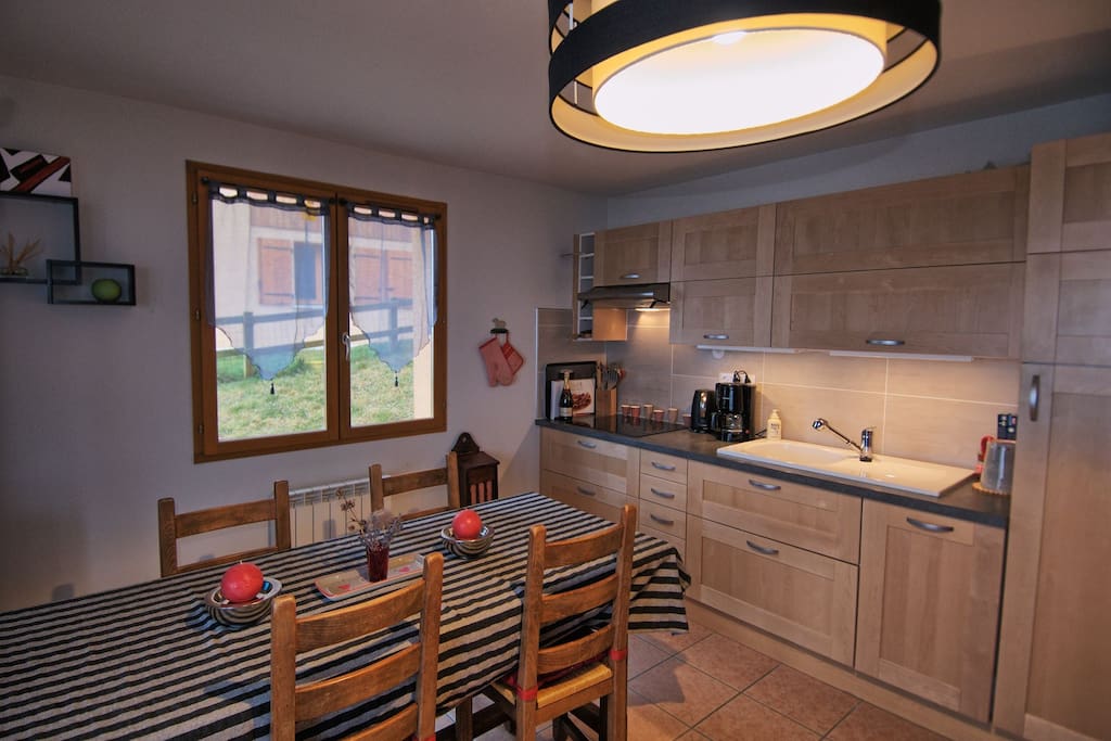 Cuisine avec lave vaisselle, un four-micro onde, plaque de cuisson