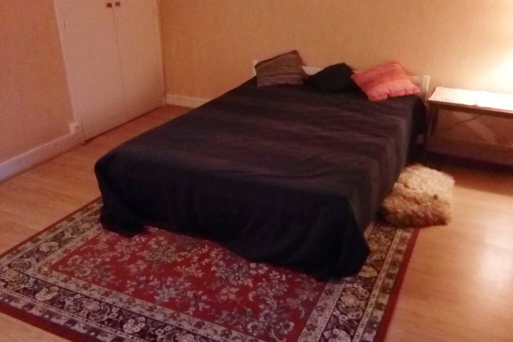 Chambre privative, placard et armoire / bedroom with wardrobe and cupboard