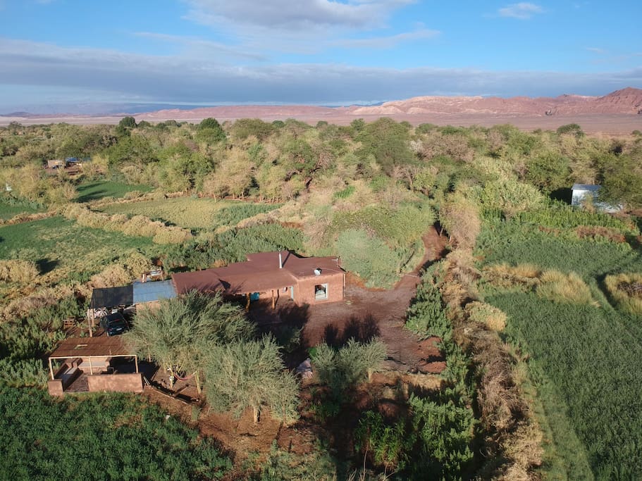 Aerial view of the house and the terrain, with salt mountain range in the back ground. Were Valley of the moon is located / Vista aerea de la casa, quincho y el terreno. Con la cordillera de la sal de fondo, donde se ubica el valle de la luna.