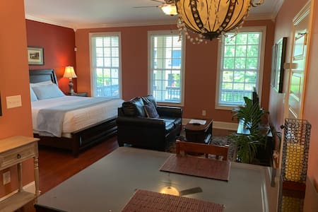 Private Red Suite/King Bed/Wetbar/Bath/5 min to DT