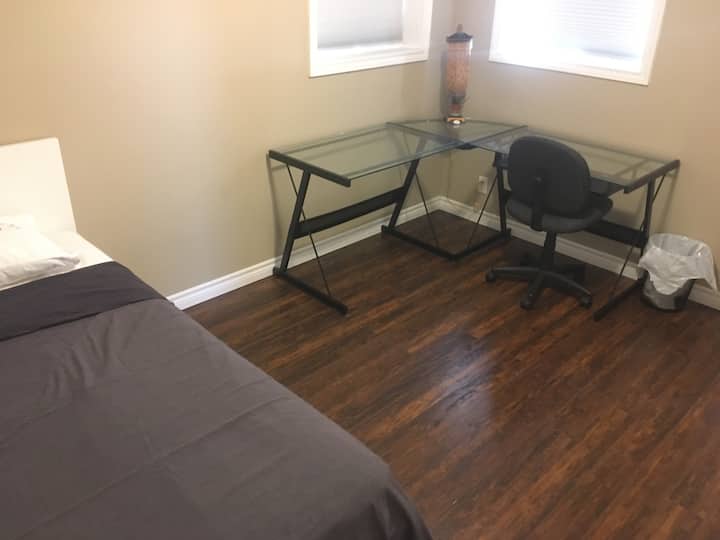 Druga spavaća soba s radnim stolom i dva odvojena kreveta. Drugi krevet nalazi se ispod gornjeg kreveta i po potrebi se može izvući.