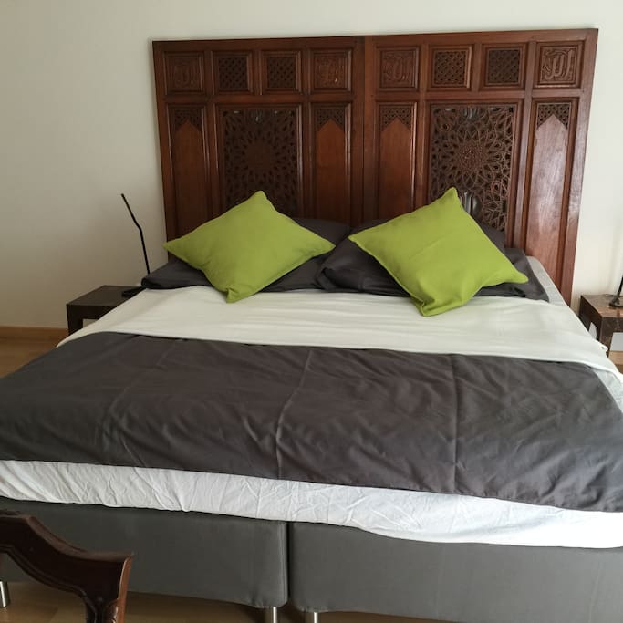 Queen-sized Bett mit Indonesischen handgeschnitzten Panelen