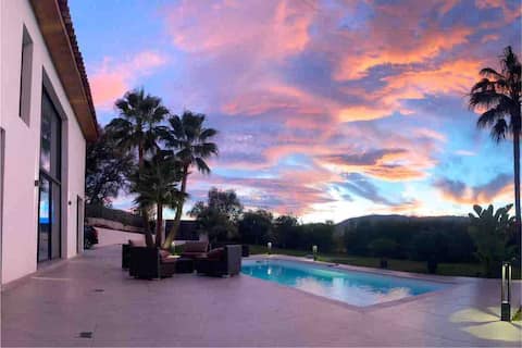 Large villa
- large garden 
- swimming pool 
-parking