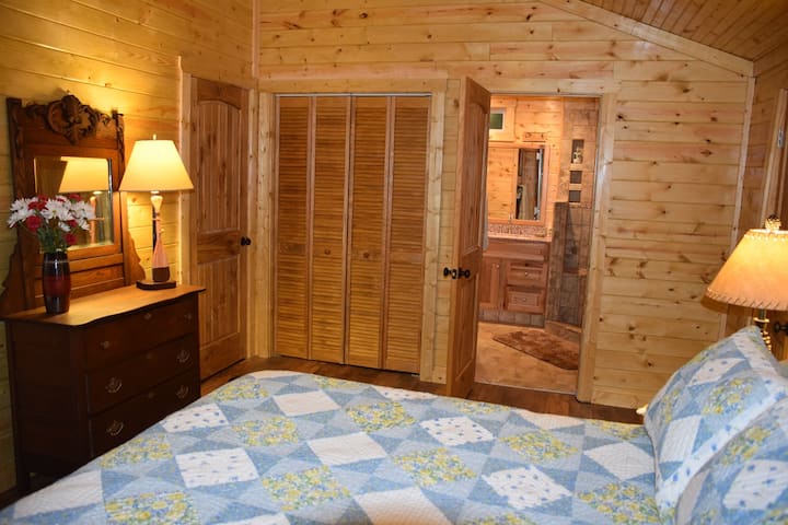 მთავარი BR საწოლითა და აბაზანა-ტუალეტით 