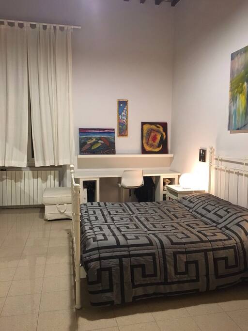 Camera con letto matrimoniale e finestra
