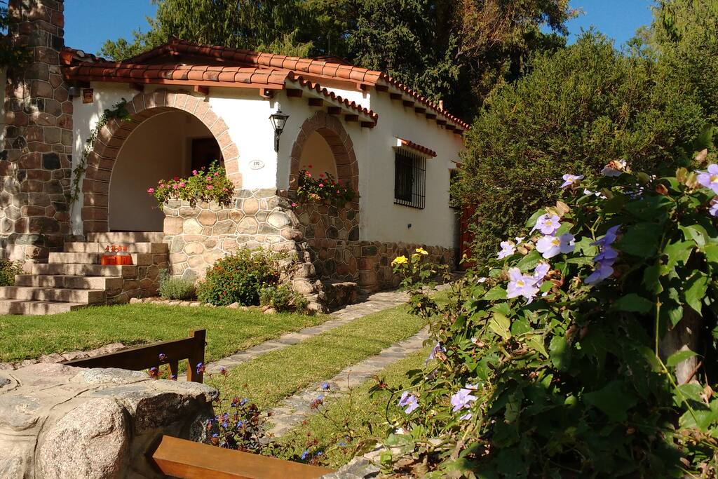 Vista del porche y lateral de la casa.