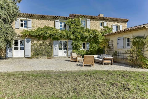 Dream sheepfold in the heart of the Luberon vineyards