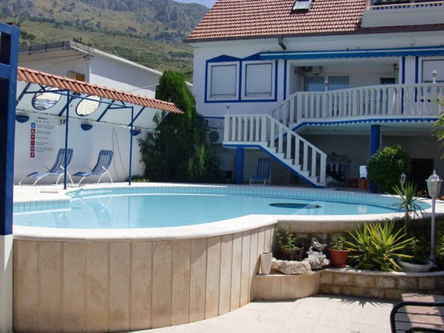 pool mit ansicht auf wohnung im erdgeschoss A 5
