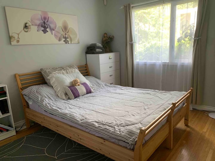 มีห้องนอนพร้อมเตียงควีนไซส์ตามคำขอ