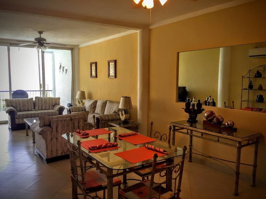 Sala de Estar y Comedor con vista hacia la bahia.