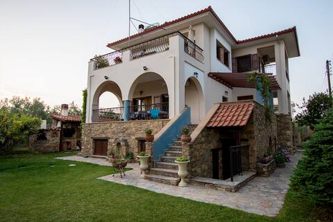 Rustic, luxurious, garden villa 70m from the sea.