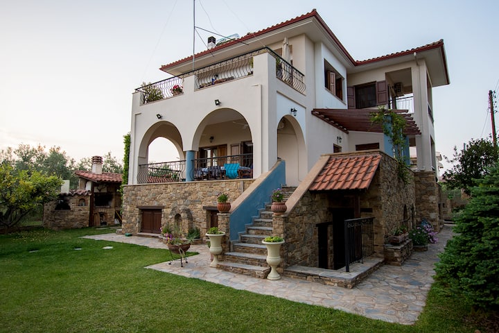 Rustic, luxurious, garden villa 70m from the sea.