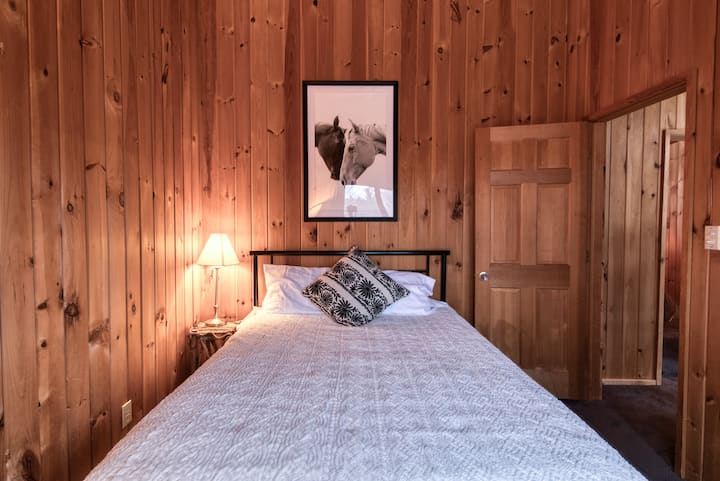 Chumba cha kulala cha Malkia kilicho na roshani ndogo