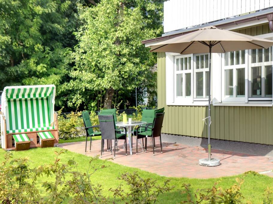 Terrasse mit Strandkorb und Terrassenmöbel