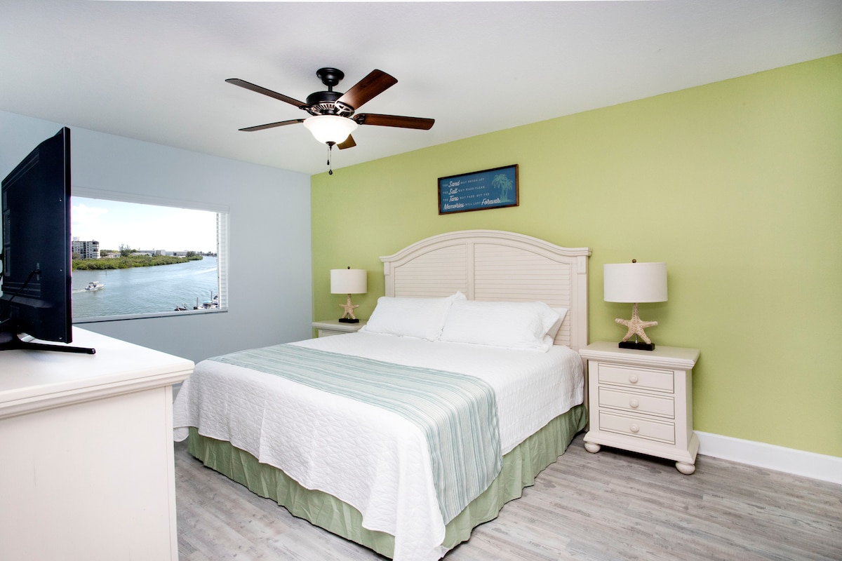 Wat een UITZICHT OP de Intracoastal Waterway in de slaapkamer met kingsize bed!