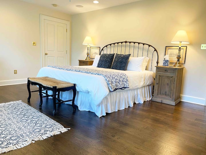 เตียงคิงไซส์ในห้องนอนหลักขนาดใหญ่ใน Boxwood House