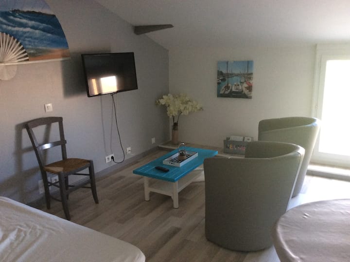 Кът за сядане с телевизор с наклон 