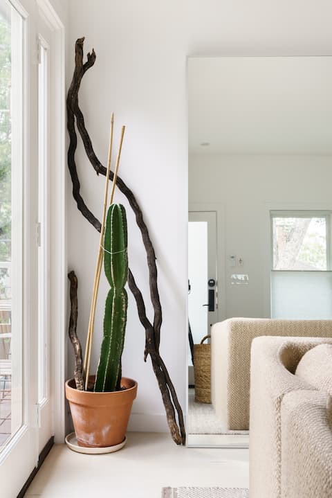Popular Airbnb listing: High-style Home near Bishop Arts/Downtown Dallas in Winnetka Heights