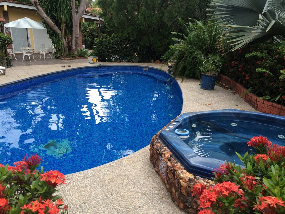 Piscina y su Jacuzzi