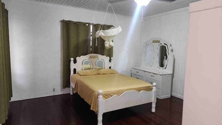 Ghorofa ya juu, bahari inayoelekea kwenye chumba cha kulala na AC. 