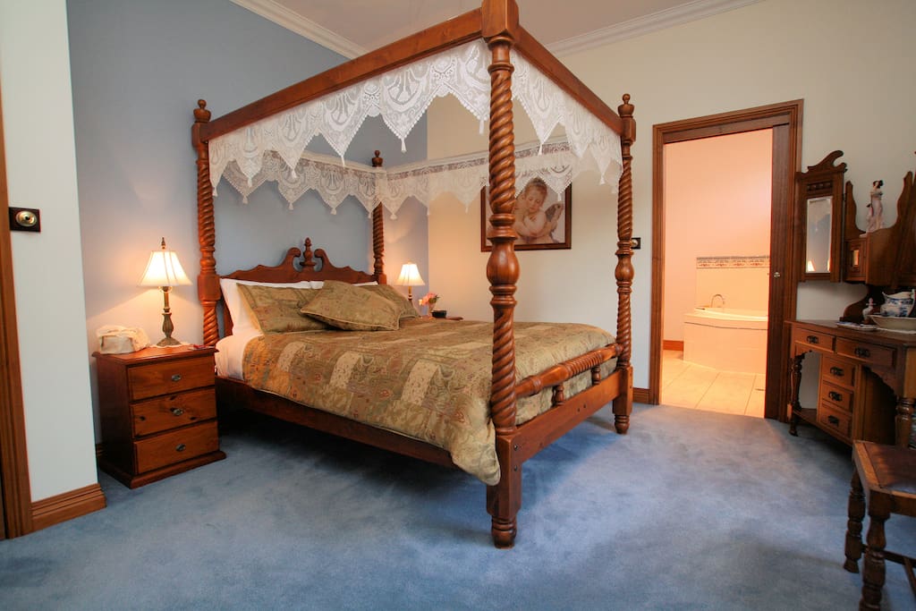 Main bedroom with dual access to spa bathroom
