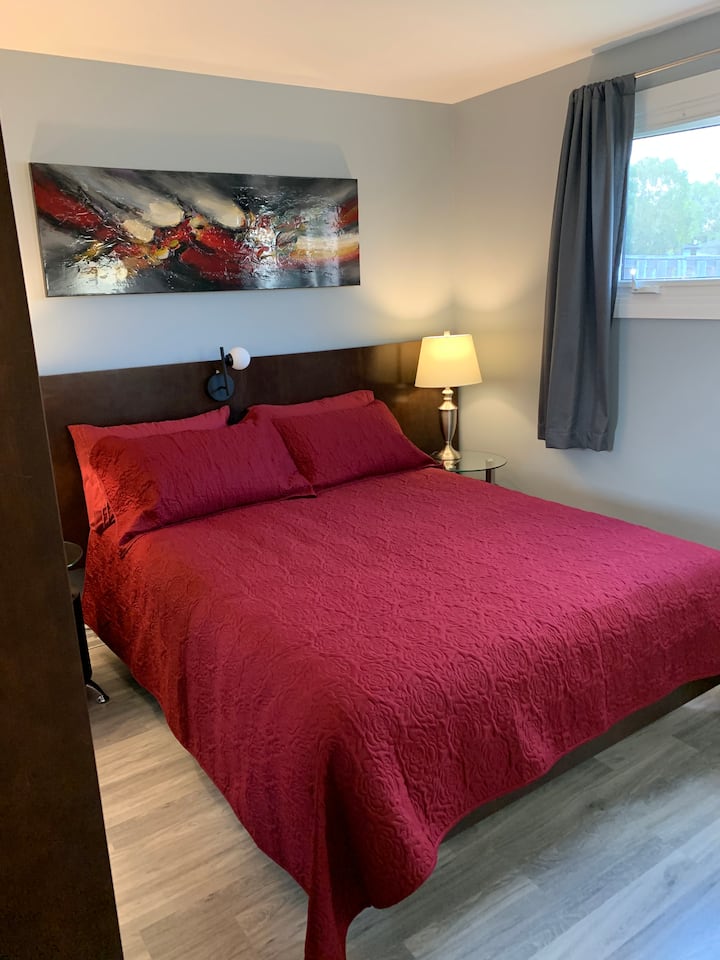 Queen-rum med nattbord och läslampor