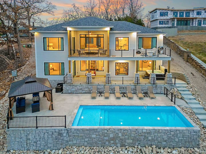 Luxury Lake House Pool Open April 1st! Pickleball!